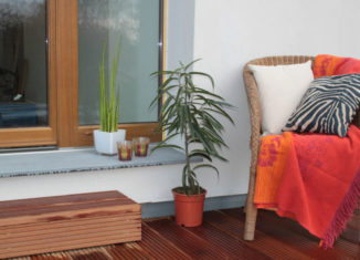Printre cele 4 idei de amenajare pentru balcon se numără și mobilierul din lemn natural